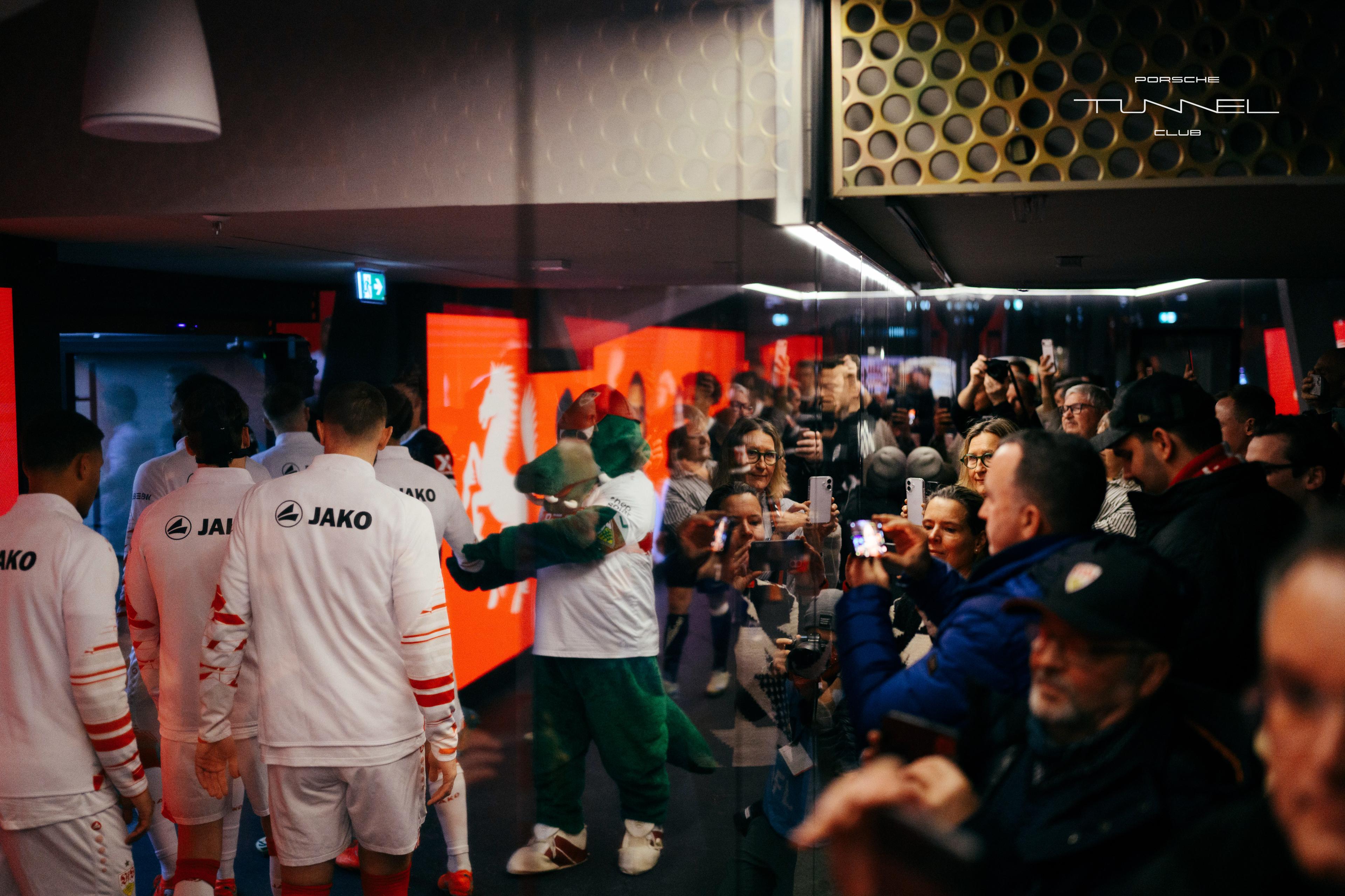 Spieler im Spielertunnel vor Zuschauern