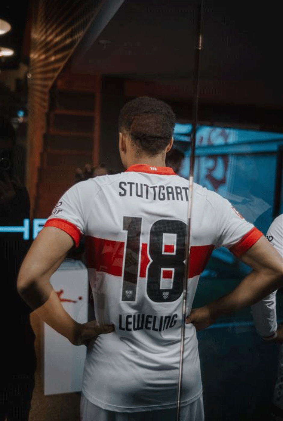 Ein Spieler mit der Nummer 18 von hinten