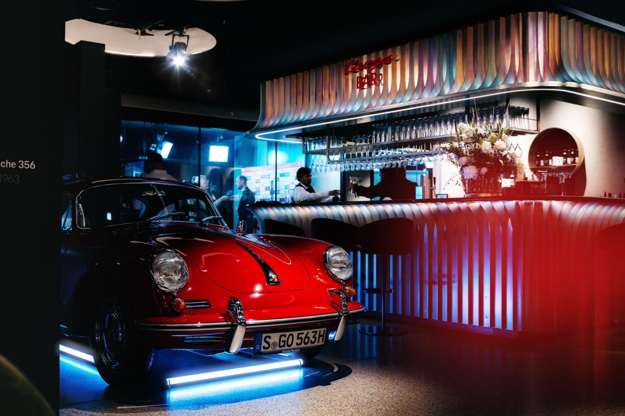 Impressionen aus dem Porsche Tunnel Club: Bar und ein alter Porsche
